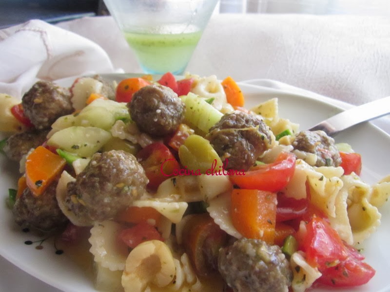 ENSALADA DE PASTAS (corbatitas ) y CARNE