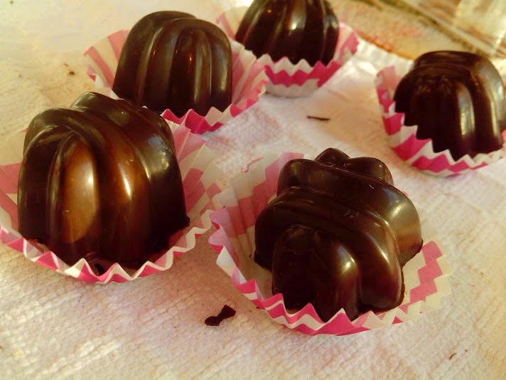 BOMBONES DE CHOCOLATE RELLENOS DE TRUFA