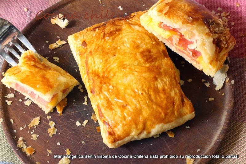 EMPANADA DE HOJA RELLENA DE QUESO Y JAMON