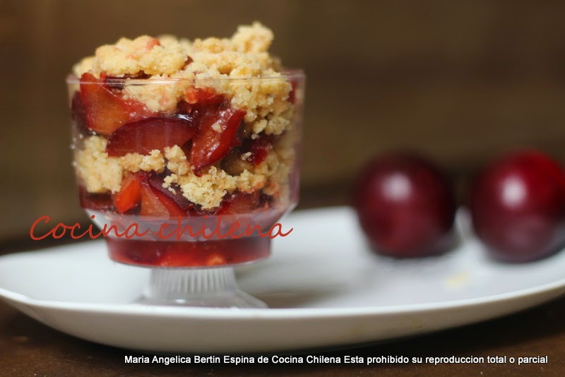 POSTRE DE CIRUELAS Y CRUMBLE