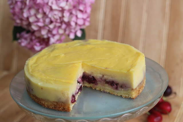 KUCHEN  CON CREMA Y CEREZAS